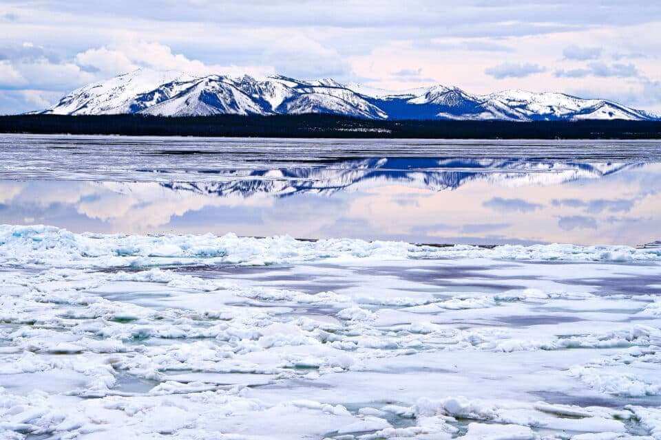 Йеллоустонское озеро сохраняет ледяной покров, несмотря на потепление климата