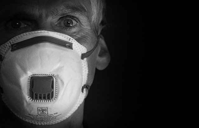 3-х метров недостаточно: исследование показало максимальные риски заражения COVID в масках и без них